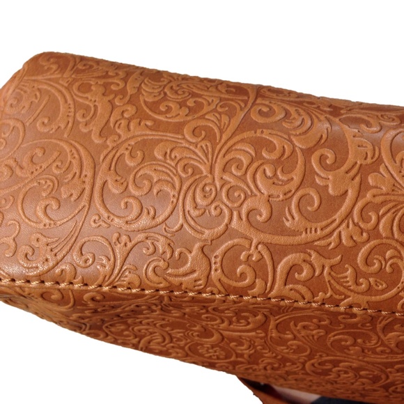 Metropolitan Museum Embossed Leather Bag & Wallet - Picture 3 of 8